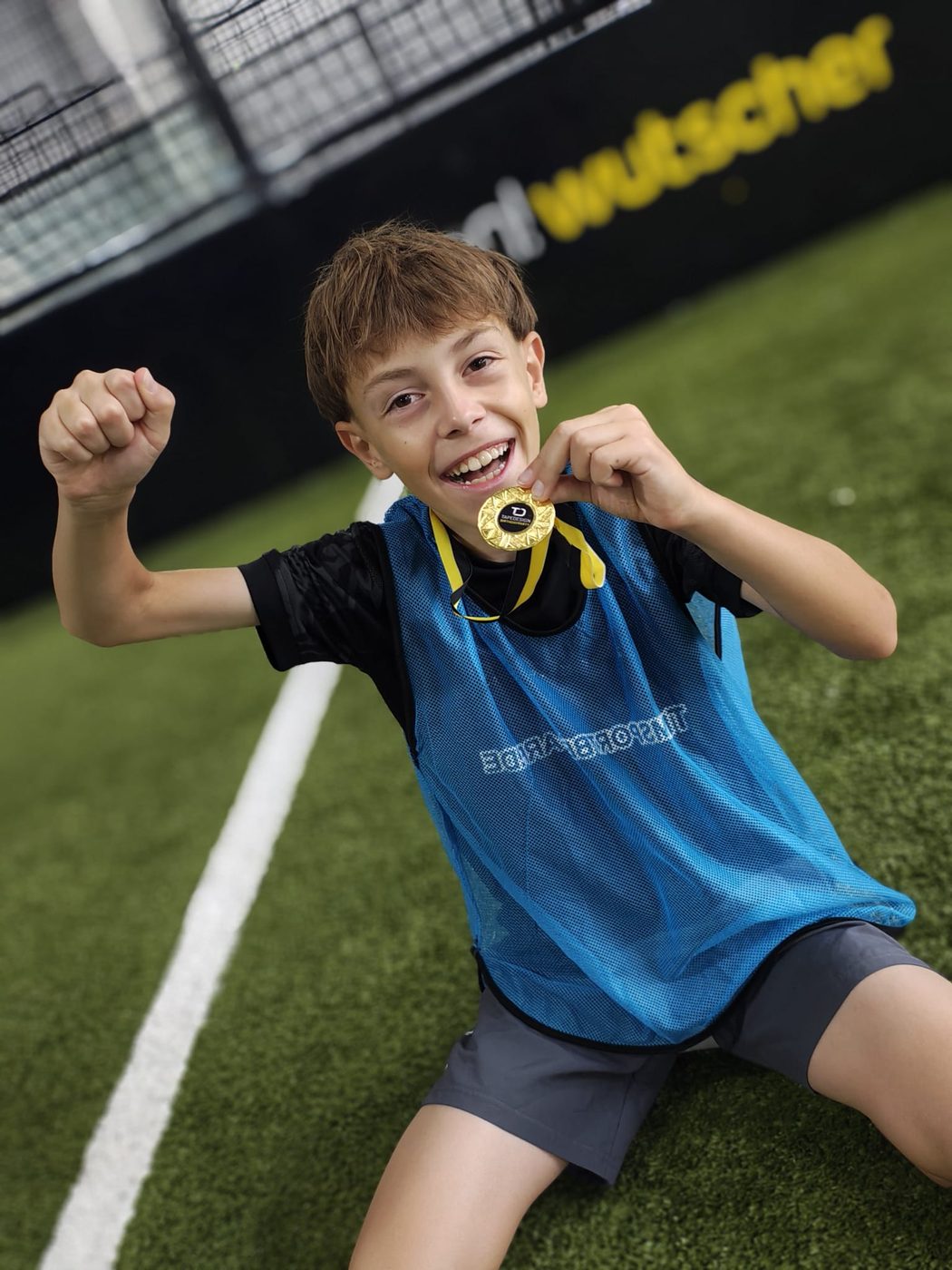 Geburtstagskind jubelt mit Medaille